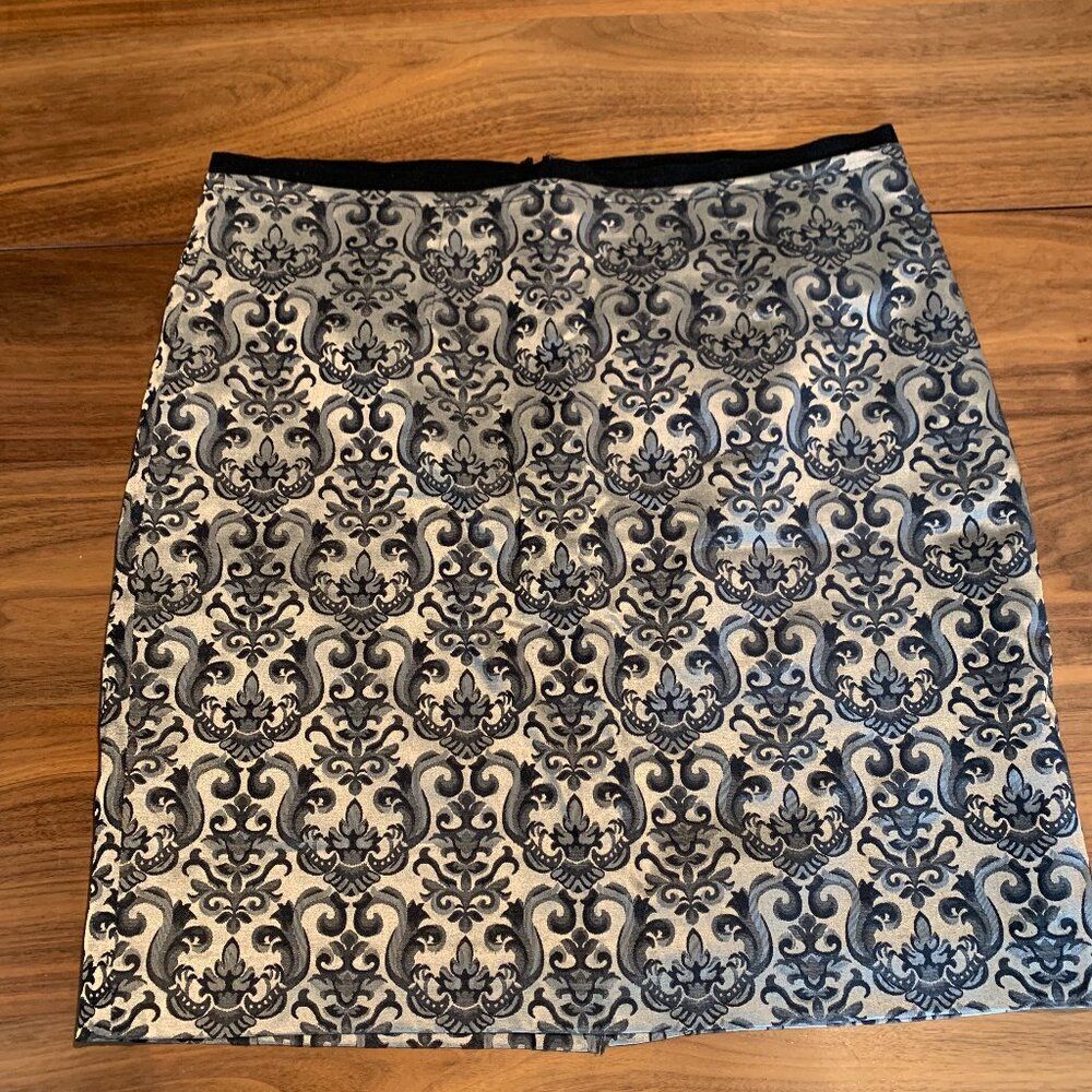 Suzy Shier skirt, pencil, short, silver and black, sz L, EUC, slim silhouette